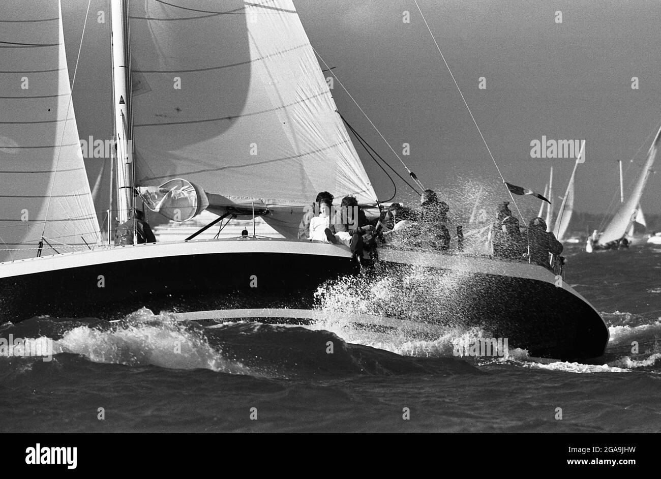 AJAXNETPHOTO. 1985. SOLENT, ANGLETERRE. - DÉMARRAGE DE LA COURSE FASTNET - YACHT JACOB DANS LE MAUVAIS TEMPS AU DÉBUT. PHOTO:JONATHAN EASTLAND/AJAX REF:FNTR85 1A 59 Banque D'Images