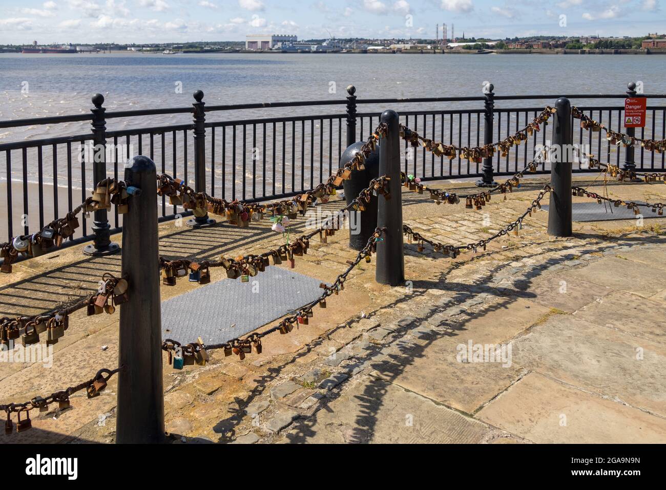 LIVERPOOL, Royaume-Uni - JUILLET 14 : cadenas sur les chaînes à Kings Parade Liverpool, Angleterre, le 14 juillet 2021 Banque D'Images