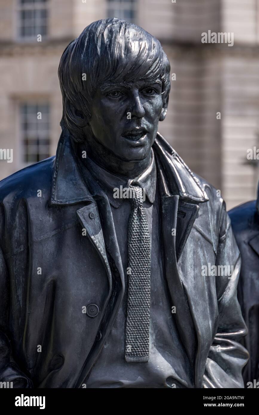 LIVERPOOL, Royaume-Uni - JUILLET 14 : Statue de George Harrison des Beatles à Liverpool, Angleterre, le 14 juillet 2021 Banque D'Images