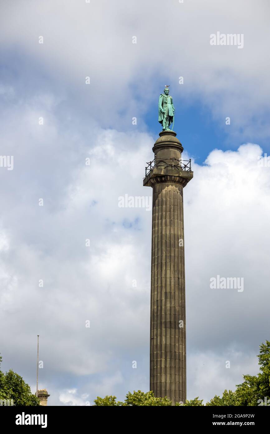 LIVERPOOL, Royaume-Uni - 14 JUILLET : Statue du duc de Wellington sur une colonne devant le St Georges Hall à Liverpool, Angleterre, Royaume-Uni, le 14 juillet 2021 Banque D'Images