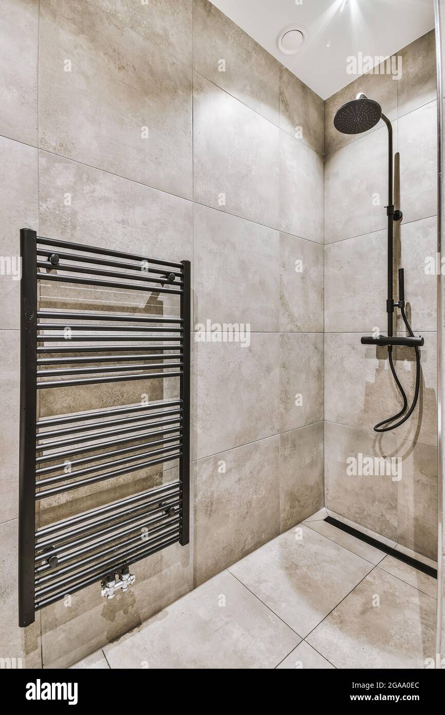 Cabine de douche moderne dans une salle de bains lumineuse Photo Stock -  Alamy
