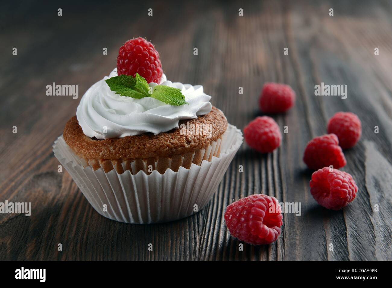 Delicieux Petit Gateau Aux Fruits Rouges Et De Menthe Fraiche Sur Table En Bois Close Up Photo Stock Alamy