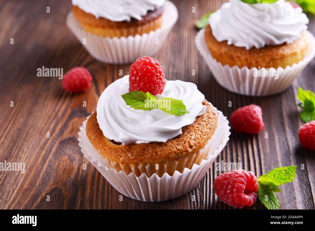 De Delicieux Petits Gateaux Aux Fruits Rouges Et De Menthe Fraiche Sur Table En Bois Close Up Photo Stock Alamy De Delicieux Petits Gateaux Aux Fruits Rouges Et De Menthe Fraiche Sur Table En Bois Close Up Photo Stock Alamy