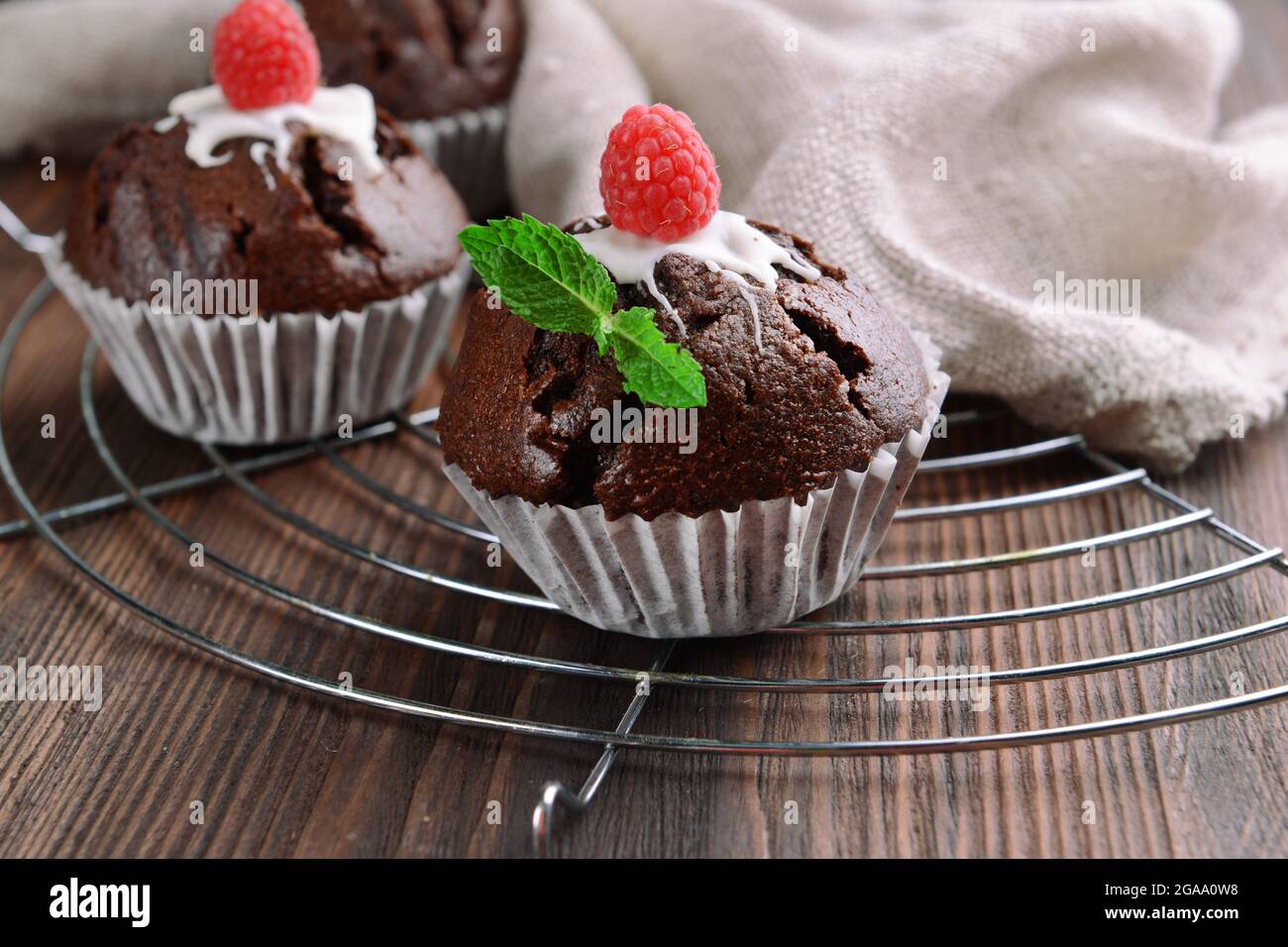 De Delicieux Petits Gateaux Au Chocolat Aux Fruits Rouges Et De Menthe Fraiche Sur La Table Close Up Photo Stock Alamy