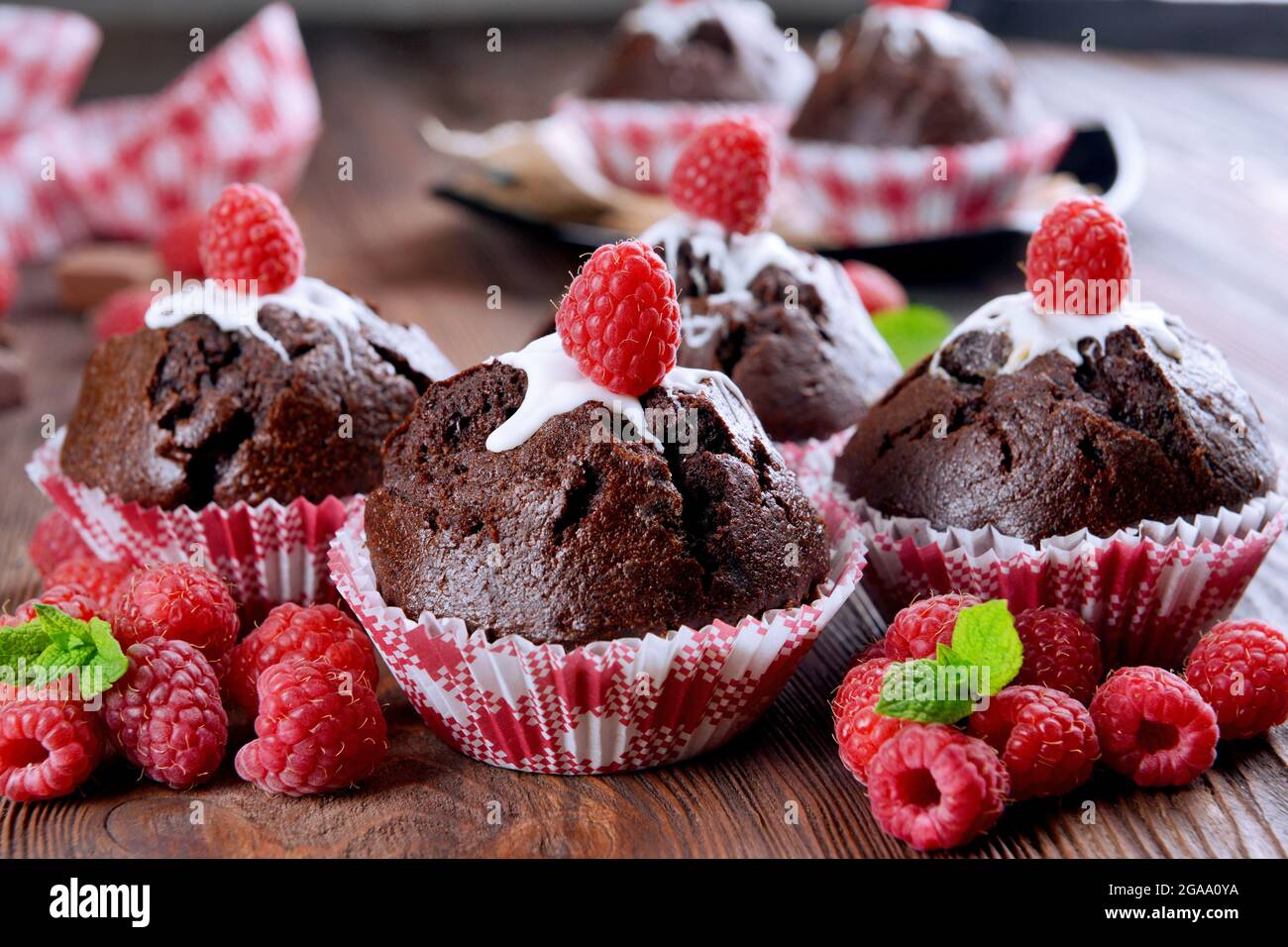 De Delicieux Petits Gateaux Au Chocolat Aux Fruits Rouges Et De Menthe Fraiche Sur Table En Bois Close Up Photo Stock Alamy