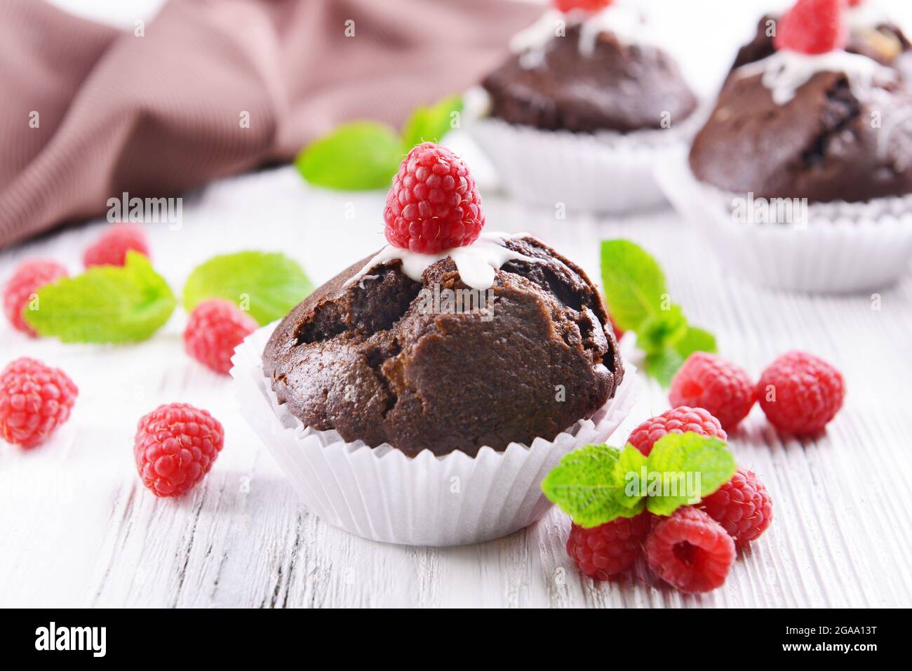 De Delicieux Petits Gateaux Au Chocolat Aux Fruits Rouges Et De Menthe Fraiche Sur La Table Close Up Photo Stock Alamy
