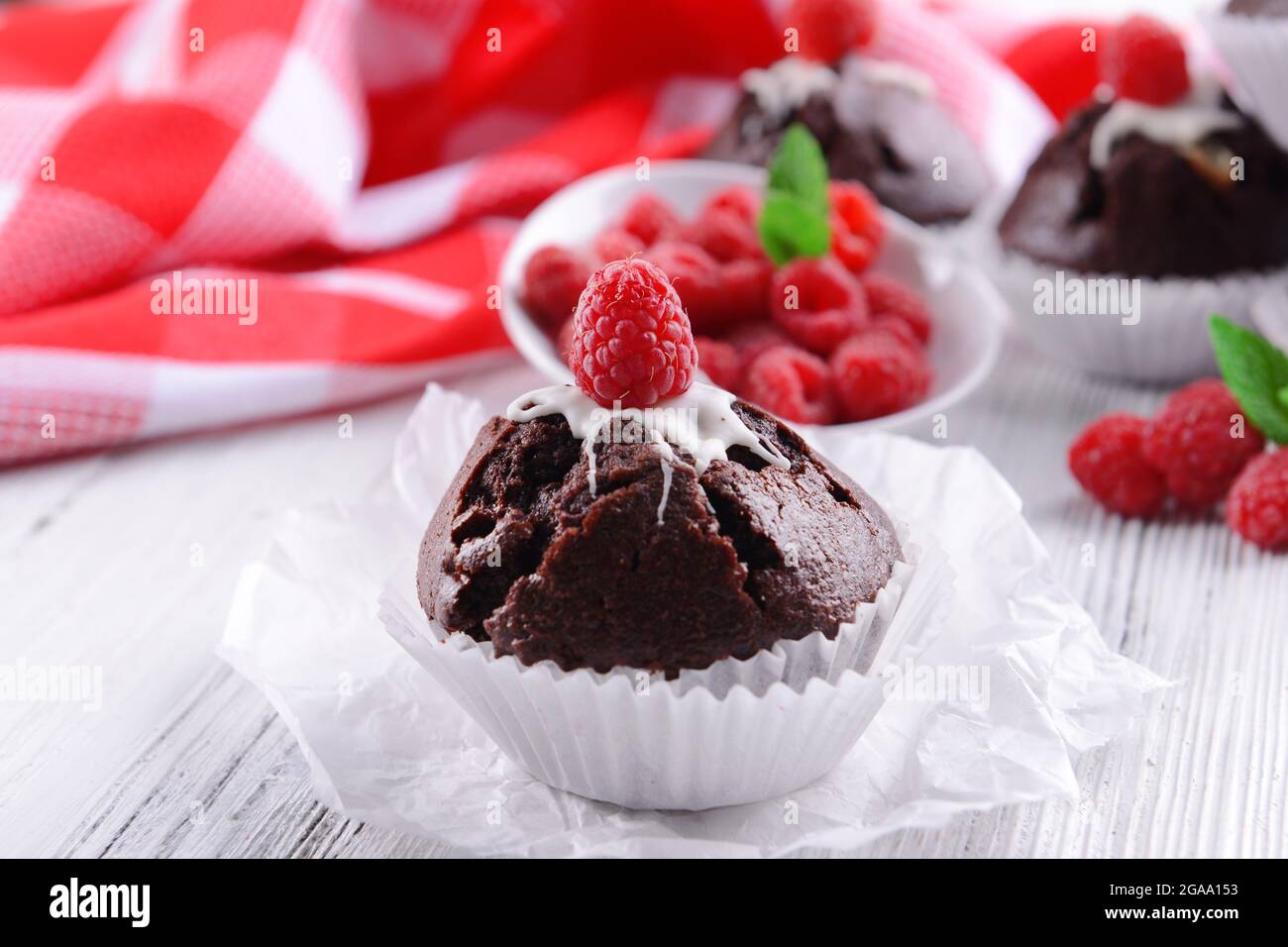 De Delicieux Petits Gateaux Au Chocolat Aux Fruits Rouges Et De Menthe Fraiche Sur La Table Close Up Photo Stock Alamy