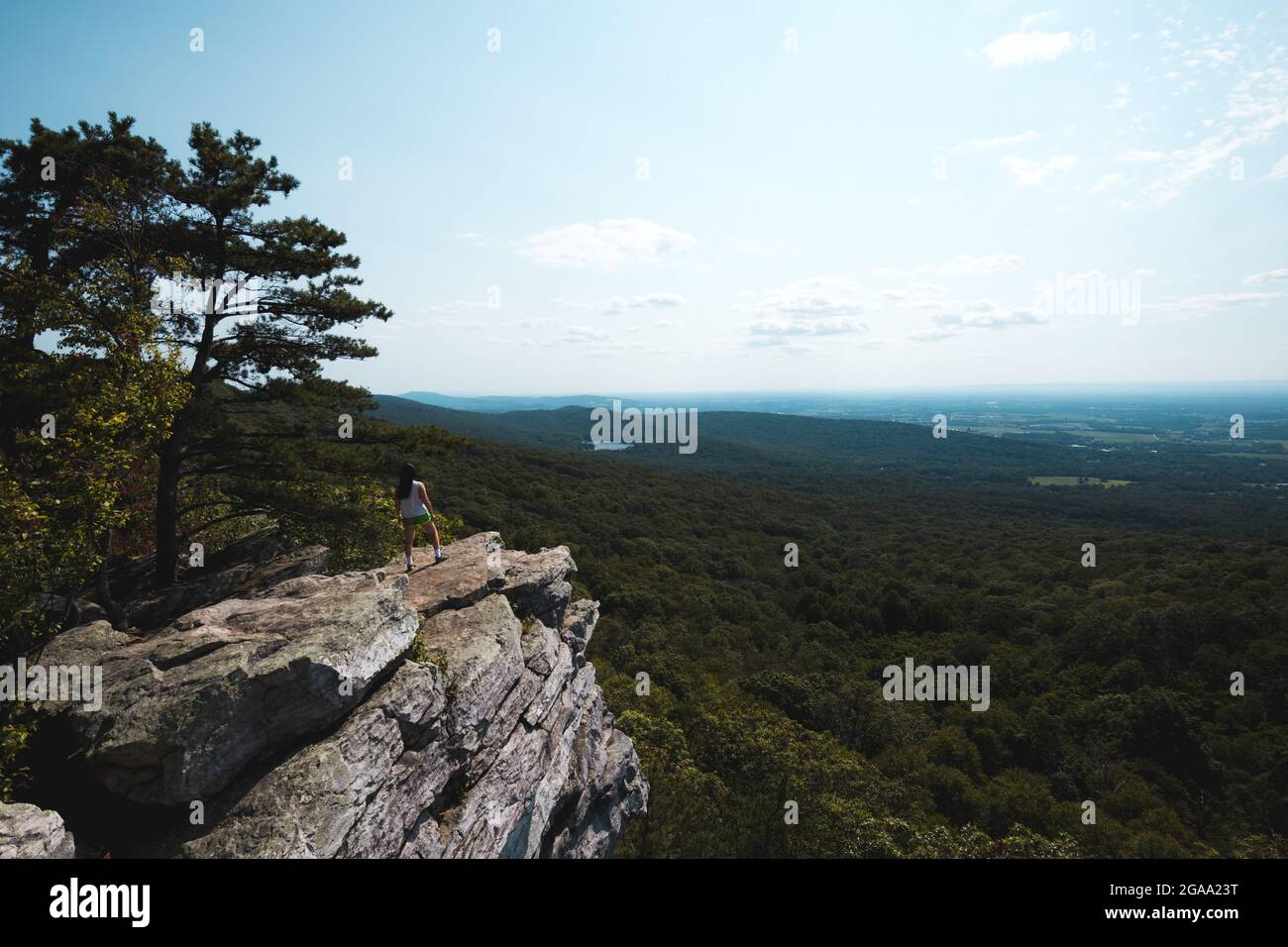 Une falaise et le lac Greenbrier vus d'Annapolis Rock, une vue sur le sentier des Appalaches, près de Boonsboro, Maryland. Banque D'Images