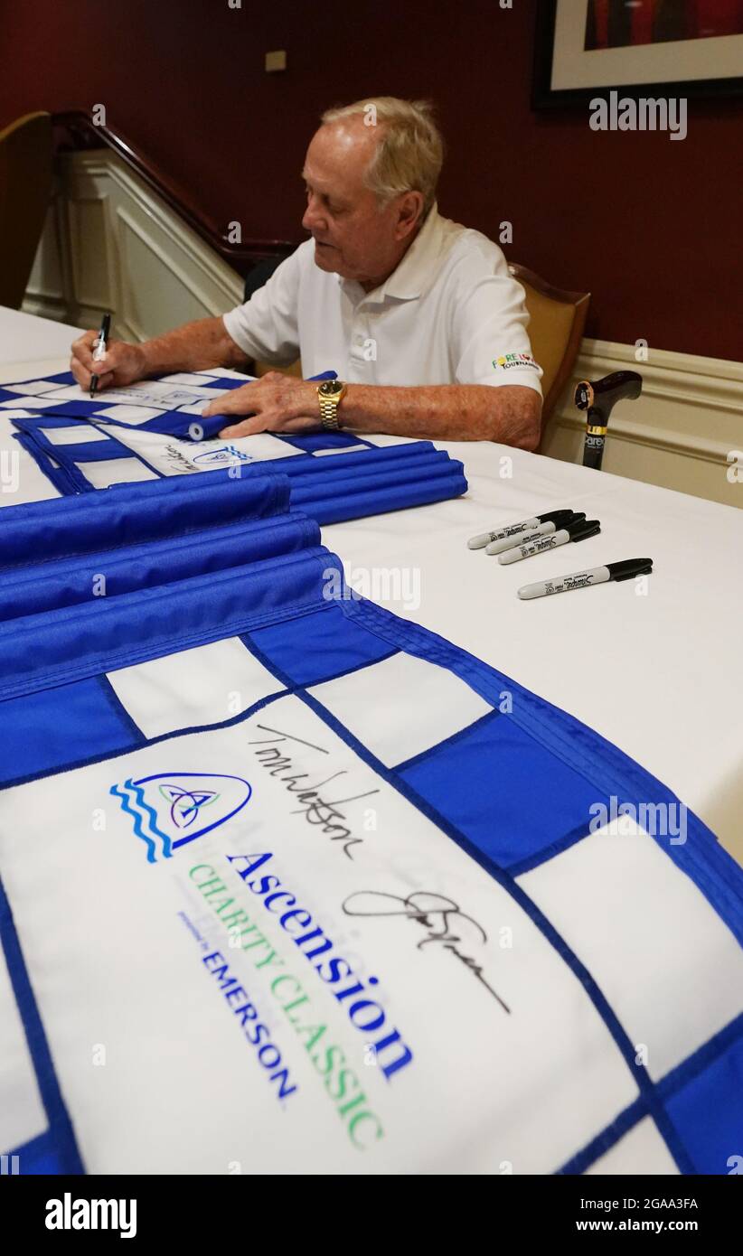 St. Louis, États-Unis. 29 juillet 2021. Le grand golf Jack Nicklaus signe des drapeaux pour les clients au Norwood Hills Country Club avant le début du déjeuner Legends inaugural au club de St. Louis le jeudi 29 juillet 2021. Nicklaus a été accompagné par Tom Watson, un autre golfeur, pour promouvoir la course de l'Ascension Charity Classic 2021, qui se tiendra au Norwood Hills Country Club du 6 au 12 septembre 2021. Photo par Bill Greenblatt/UPI crédit: UPI/Alay Live News Banque D'Images