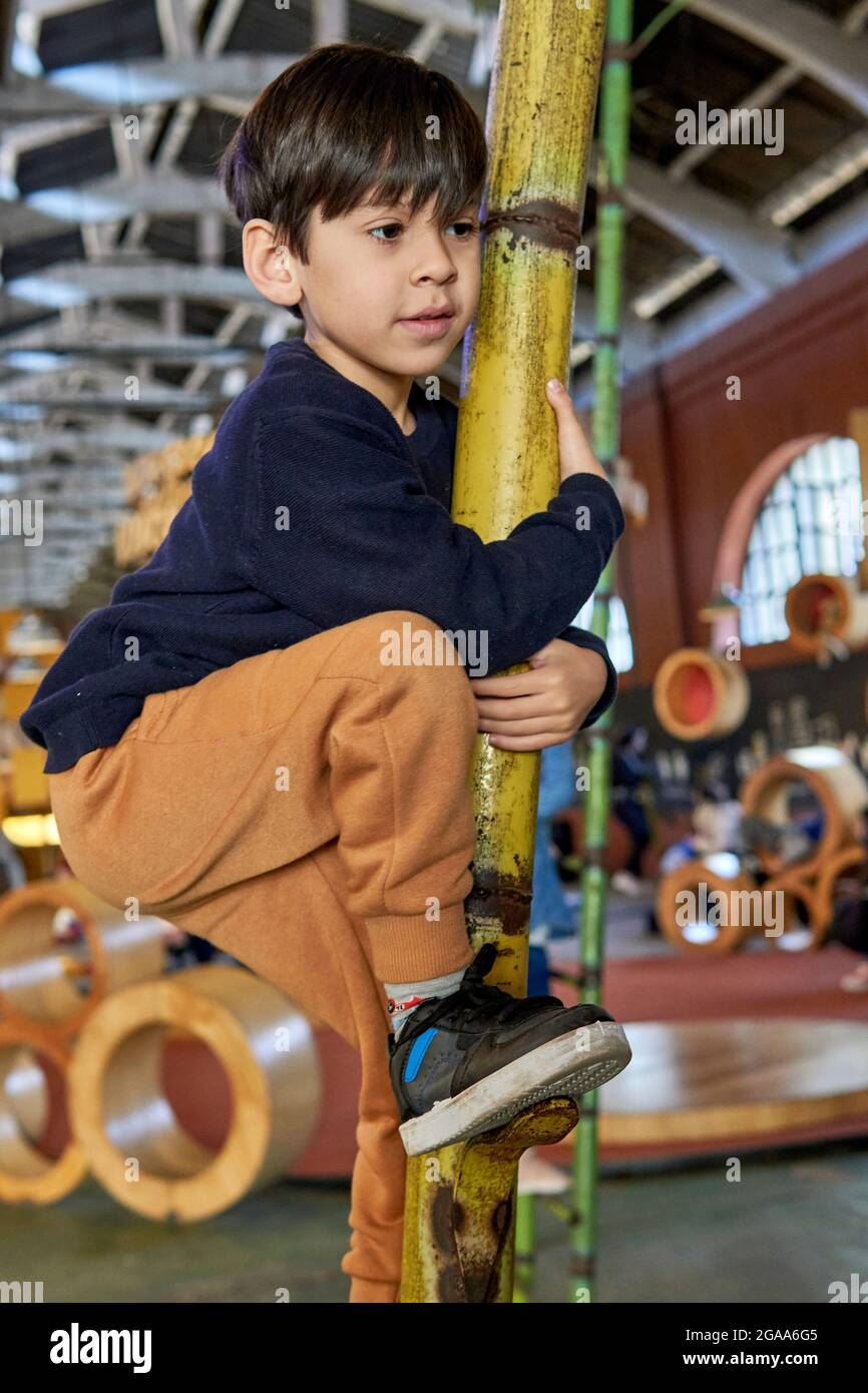 escalade-d-enfant-banque-de-photographies-et-d-images-haute