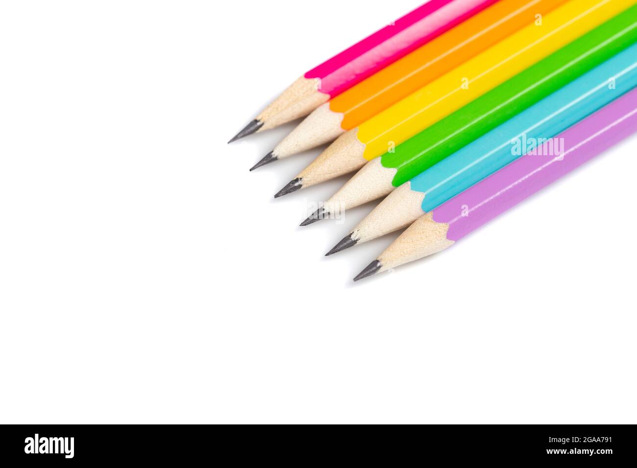 Jeu de crayons de couleur arc-en-ciel standard isolés sur un fond blanc Banque D'Images