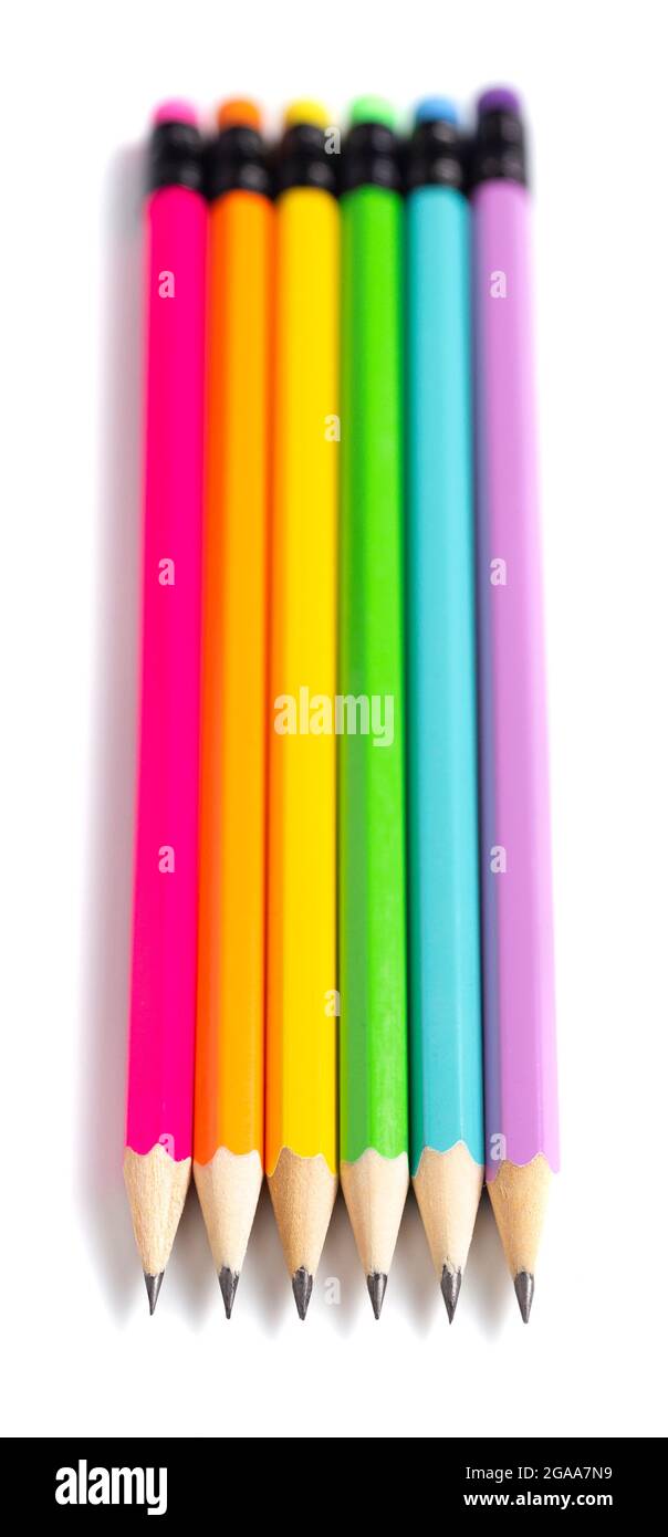 Jeu de crayons de couleur arc-en-ciel standard isolés sur un fond blanc Banque D'Images