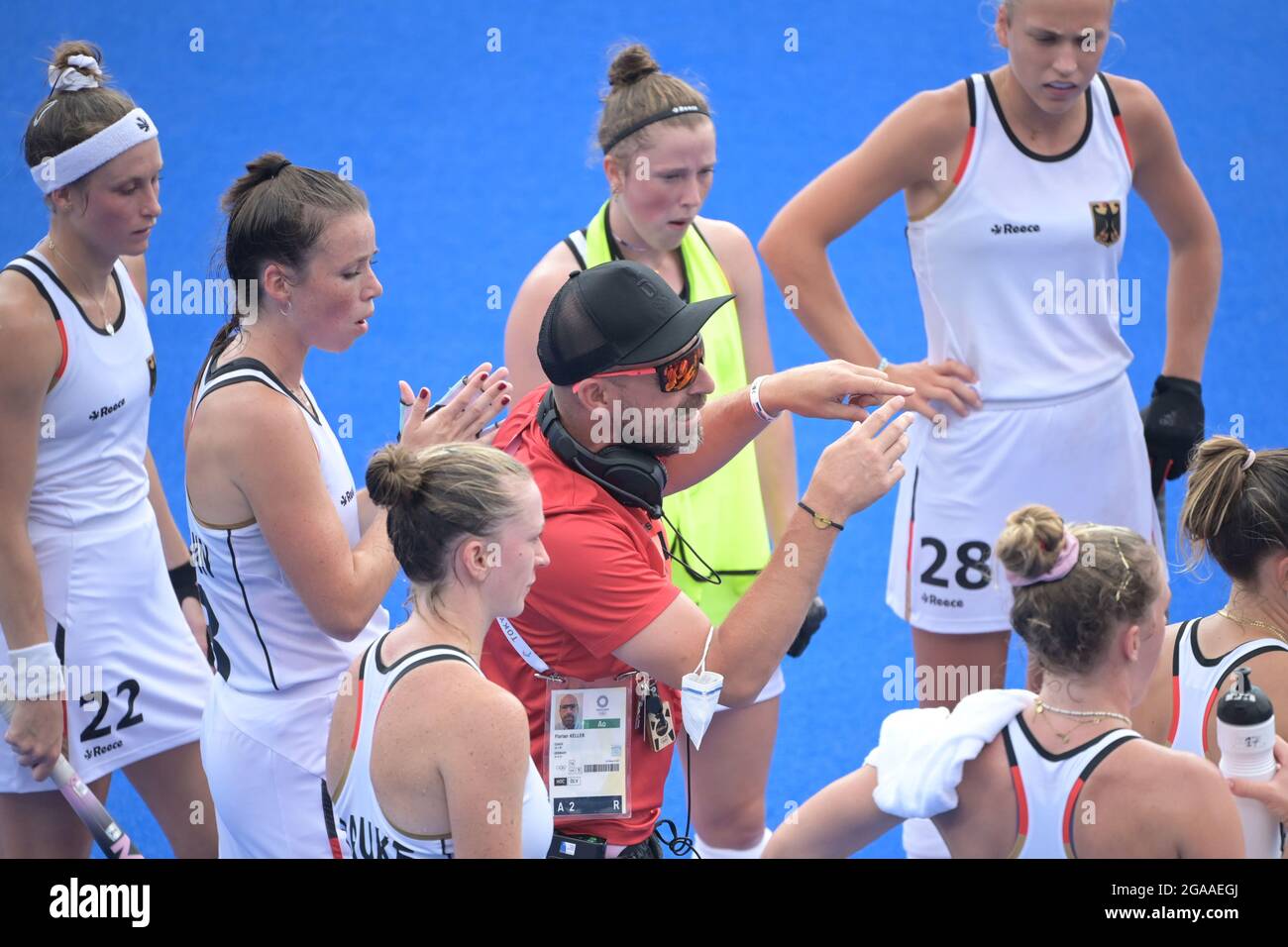 Tokyo, Japon. 30 juillet 2021. Hockey, femmes : Jeux olympiques, Afrique du Sud - Allemagne, première ronde, Groupe A, Journée de match 4 au stade de hockey de l'Oi. Florian Keller (M), entraîneur de l'équipe nationale féminine, parle aux joueurs. Credit: Sebastian Gollnow/dpa/Alay Live News Banque D'Images