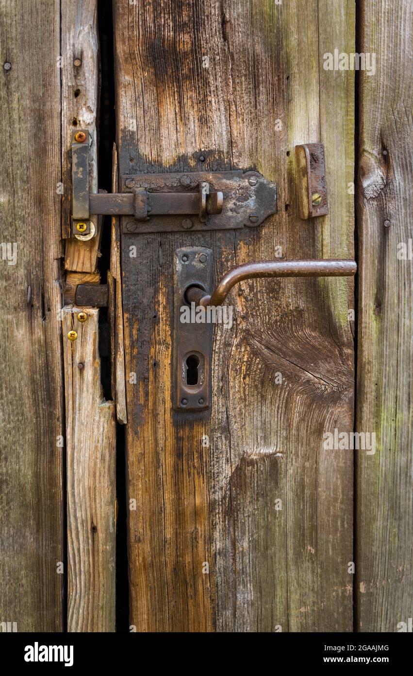 détails de l'ancienne météo belle porte de grange texturée en bois avec  fer, serrure rouillée et poignée de porte Photo Stock - Alamy