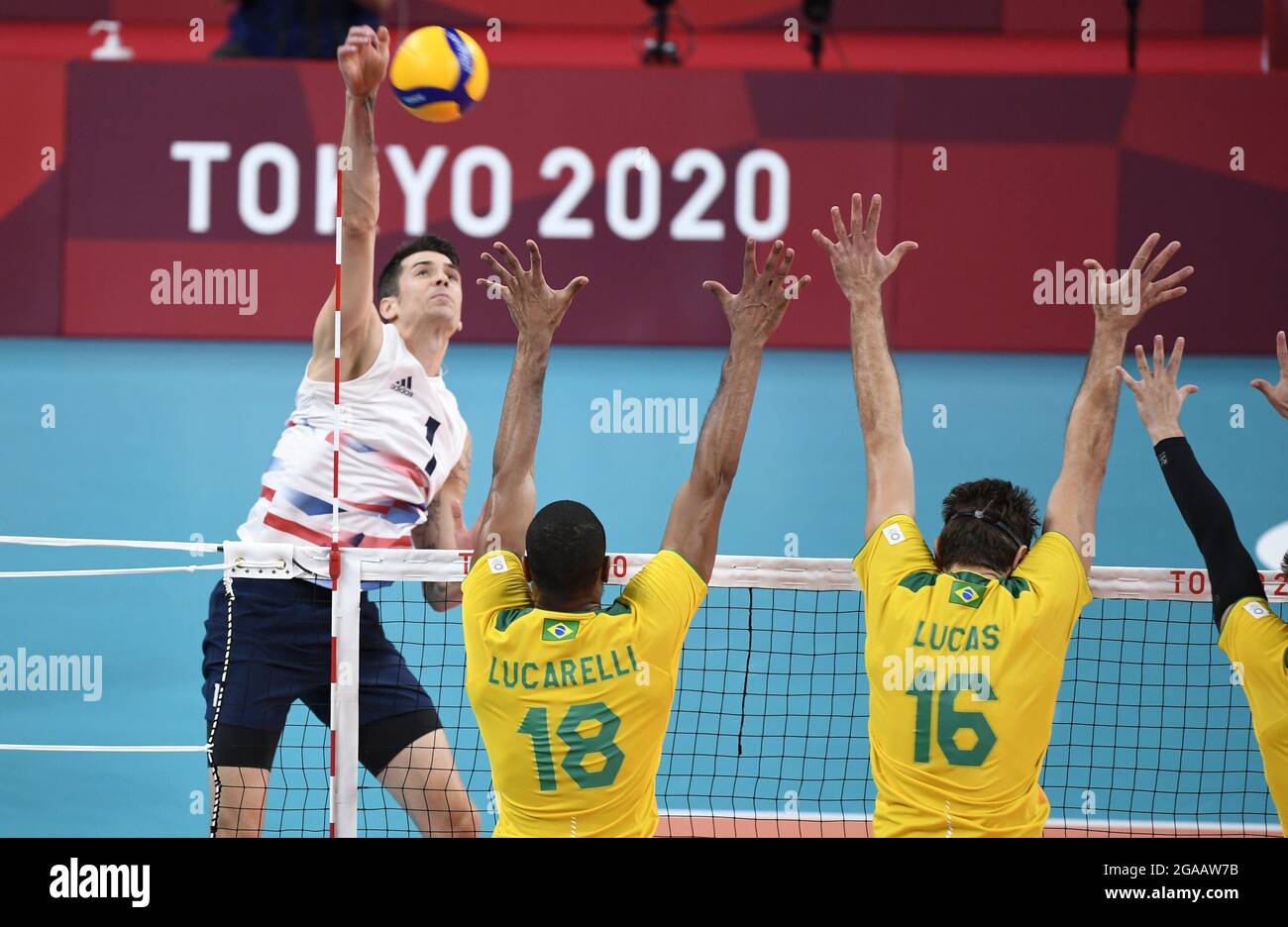 Tokyo, Japon. 30 juillet 2021. Matthew Anderson (L) des États-Unis monte le ballon sur les défenseurs brésiliens Ricardo Lucarelli Souza (18) et Lucas Saatkamp (16) lors de leur match contre les États-Unis dans la compétition de volley-ball masculin aux Jeux Olympiques de Tokyo 2020, le vendredi 30 juillet 2021, à Tokyo, Japon. Le Brésil a gagné 30-32, 25-23 et 25-21. Photo de Mike Theiler/UPI crédit: UPI/Alay Live News Banque D'Images
