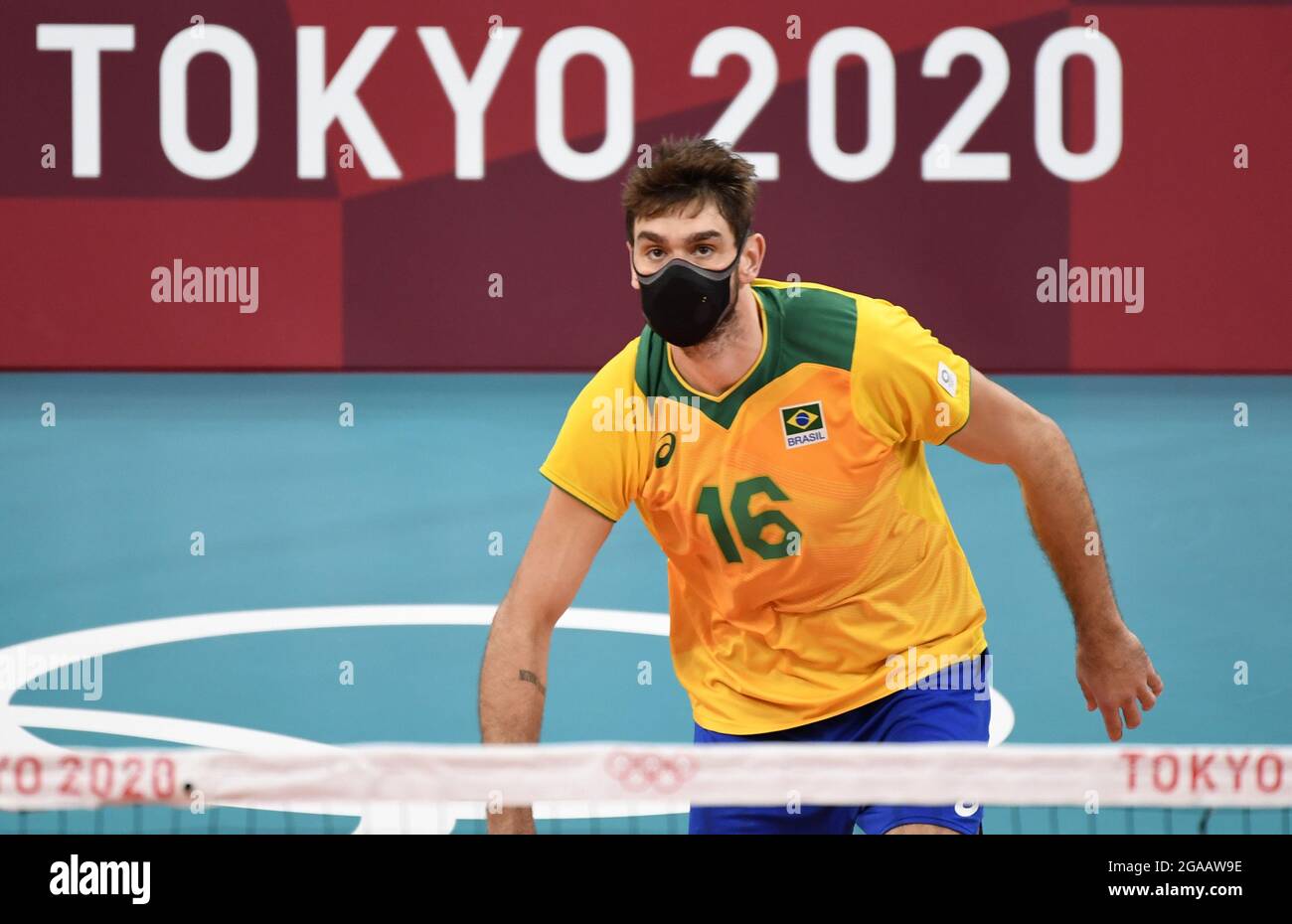 Tokyo, Japon. 30 juillet 2021. Lucas Saatkamp du Brésil porte un masque de protection contre la pandémie de Covid lors d'un match contre les États-Unis lors de la compétition de volley-ball masculin aux Jeux Olympiques de Tokyo en 2020, le vendredi 30 juillet 2021, à Tokyo, Japon. Le Brésil a gagné 30-32, 25-23 et 25-21. Photo de Mike Theiler/UPI crédit: UPI/Alay Live News Banque D'Images