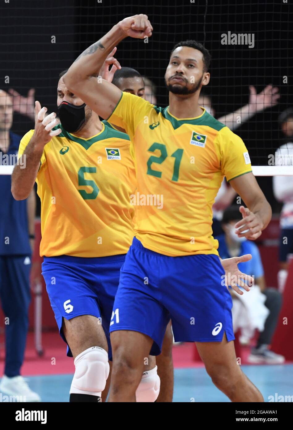 Tokyo, Japon. 30 juillet 2021. Alan Souza (21) et Mauricio Borges Almeida Silva (5), du Brésil, applaudissent leur victoire sur les États-Unis en compétition de volley-ball masculin aux Jeux Olympiques de Tokyo en 2020, le vendredi 30 juillet 2021, à Tokyo, Japon. Le Brésil a gagné 30-32, 25-23 et 25-21. Photo de Mike Theiler/UPI crédit: UPI/Alay Live News Banque D'Images