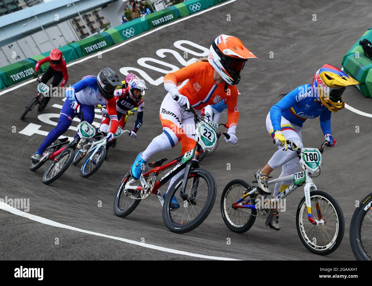 Tokyo, Japon. 30 juillet 2021. Mariana Pajon (1ère R) de Colombie et Merel Smulders (2ème R) des pays-Bas participent à la finale de course de BMX féminin aux Jeux Olympiques de Tokyo 2020 à Tokyo, au Japon, le 30 juillet 2021. Credit: LAN Hongguang/Xinhua/Alay Live News Banque D'Images