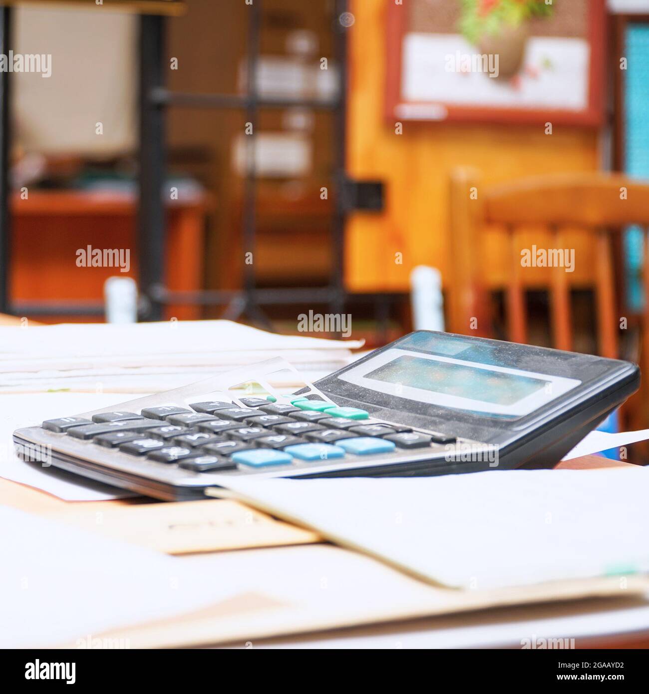 Une ancienne calculatrice sur la table avec des documents et des documents d'affaires. Lieu de travail du bureau du personnel d'affaires Banque D'Images