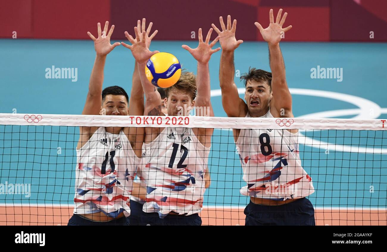 Tokyo, Japon. 30 juillet 2021. Trois défenseurs des États-Unis (G-D) Micah Christenson, Maxwell Holt et Torey Defalco ne peuvent pas empêcher un point marqué dans leur match contre le Brésil dans la compétition de Volleyball masculin aux Jeux Olympiques de Tokyo 2020, le vendredi 30 juillet 2021, à Tokyo, Japon. Le Brésil a gagné 30-32, 25-23 et 25-21. Photo de Mike Theiler/UPI crédit: UPI/Alay Live News Banque D'Images