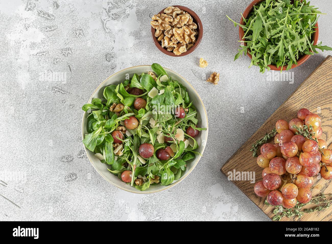 Mélange de saveurs de raisins rôtis caramélisés avec du miel, de l'arugula, du noyer et du pecorino. Banque D'Images