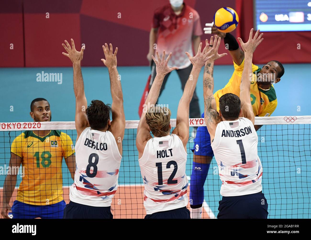 Tokyo, Japon. 30 juillet 2021. Yoandy Leal Hidalgo, Brésil, fait un pas de balle sur trois défenseurs des États-Unis (L-R) Torey Defalco, Maxwell Holt et Matthew Anderson dans la compétition de volley-ball masculin aux Jeux Olympiques de Tokyo en 2020, le vendredi 30 juillet 2021, à Tokyo, Japon. Le Brésil a gagné 30-32, 25-23 et 25-21. Photo de Mike Theiler/UPI crédit: UPI/Alay Live News Banque D'Images