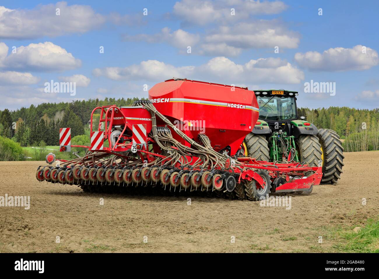 Machine de semis et de plantation Horsch Pronto 6 DC et tracteur John Deere dans les champs lors d'une belle journée de printemps. Vue arrière. Salo, Finlande. 16 mai 2021. Banque D'Images