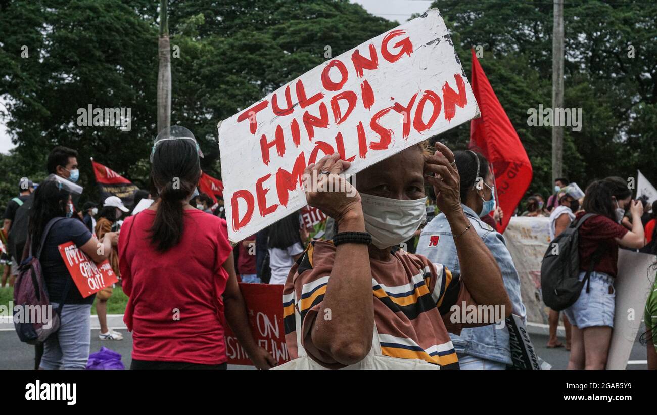 Femme philippine tenant un écriteau sur un rallye à Quezon City. Banque D'Images