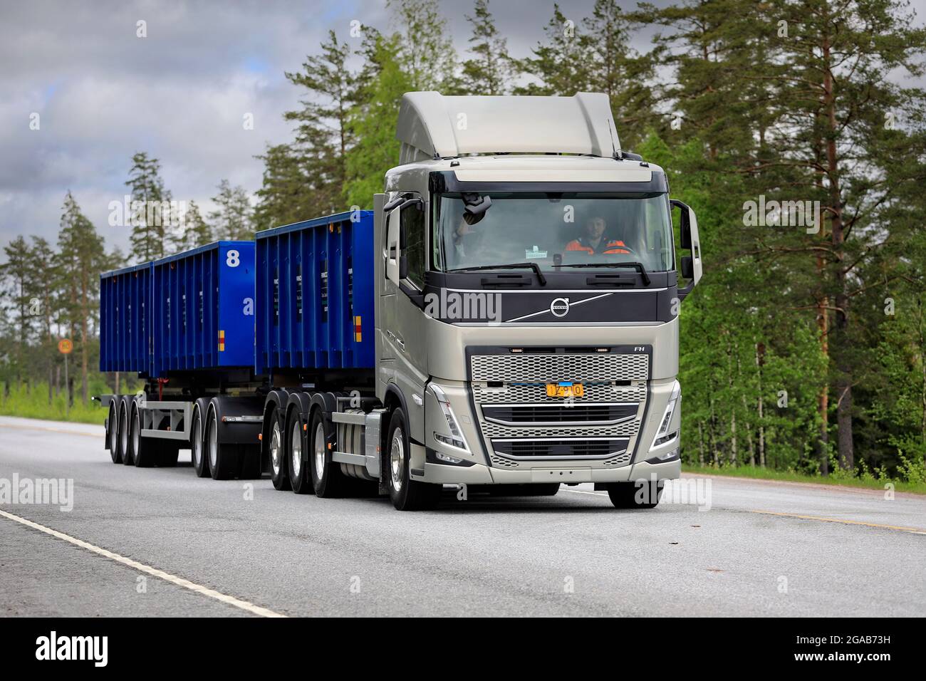 Raasepori, Finlande. 27 mai 2021. Nouveau Volvo FH 500TC Pro Hook test conduit sur route 25. Volvo Trucks présente la nouvelle FH dans sa nouvelle gamme de camions. Banque D'Images