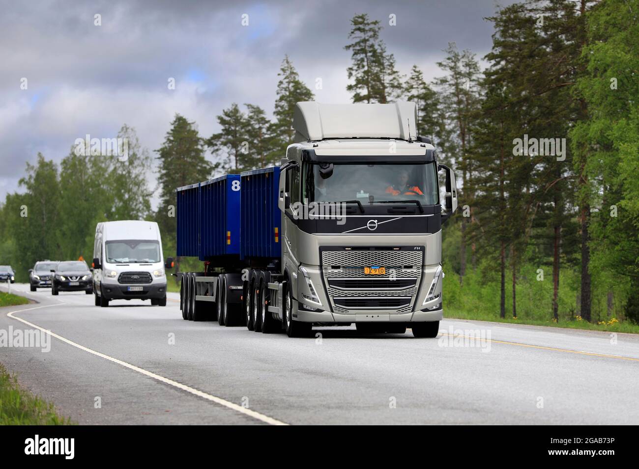 Raasepori, Finlande. 27 mai 2021. Nouveau Volvo FH 500TC Pro Hook test conduit sur route 25. Volvo Trucks présente la nouvelle FH dans sa nouvelle gamme de camions. Banque D'Images