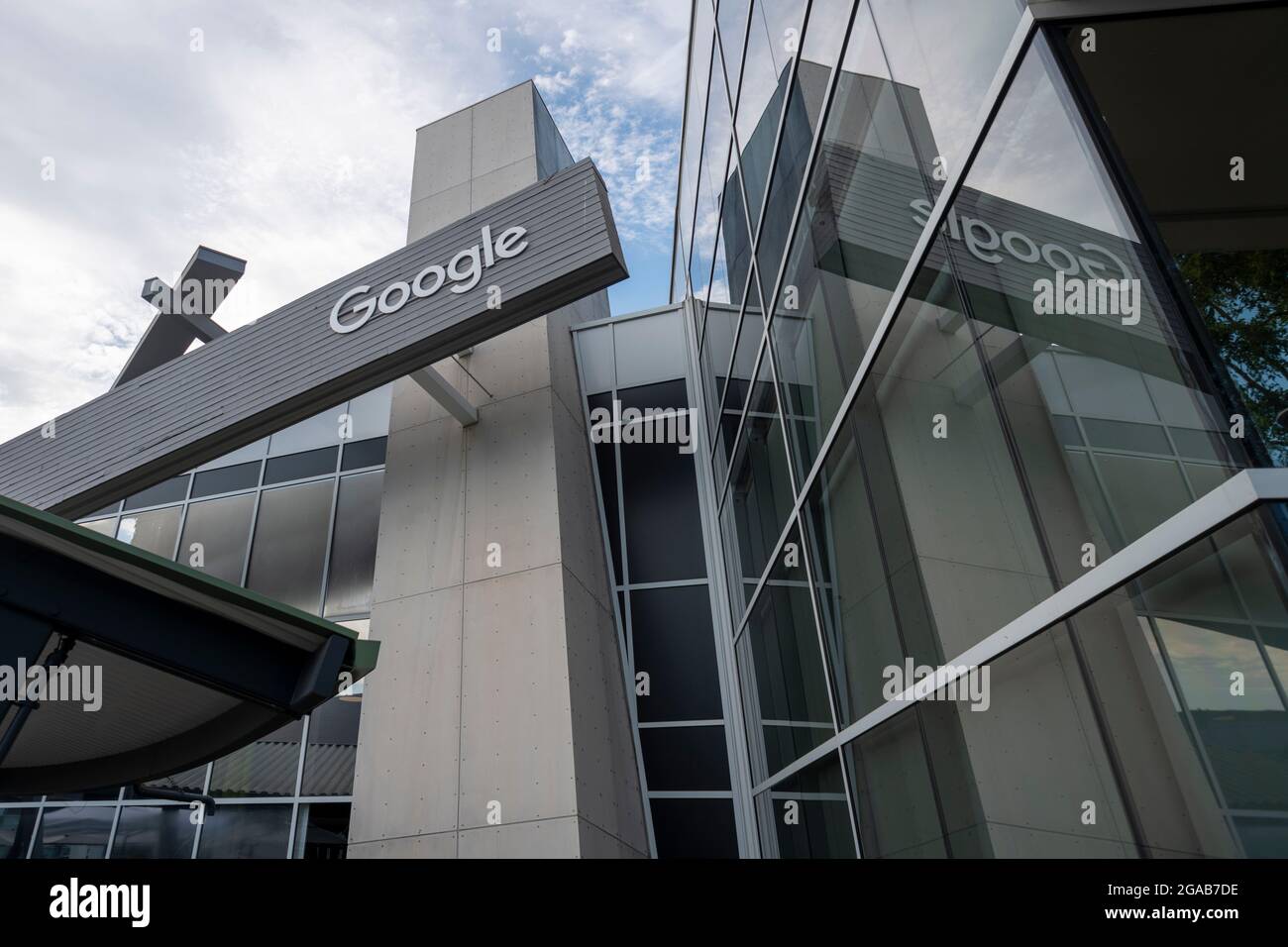 Mountain View, États-Unis. 29 juillet 2021. Un logo Google est visible à son siège social à Mountain View, Californie, États-Unis, le 29 juillet 2021. La recrudescence des infections à travers l'Amérique, principalement due à la variante delta du coronavirus, a incité plusieurs grandes entreprises technologiques à reconsidérer les plans de retour des employés au pouvoir. Google a annoncé qu'il faudra la vaccination des employés pour travailler sur le campus et a retardé le retour obligatoire de l'entreprise au bureau en octobre. (Photo de Yichuan CAO/Sipa USA) crédit: SIPA USA/Alay Live News Banque D'Images