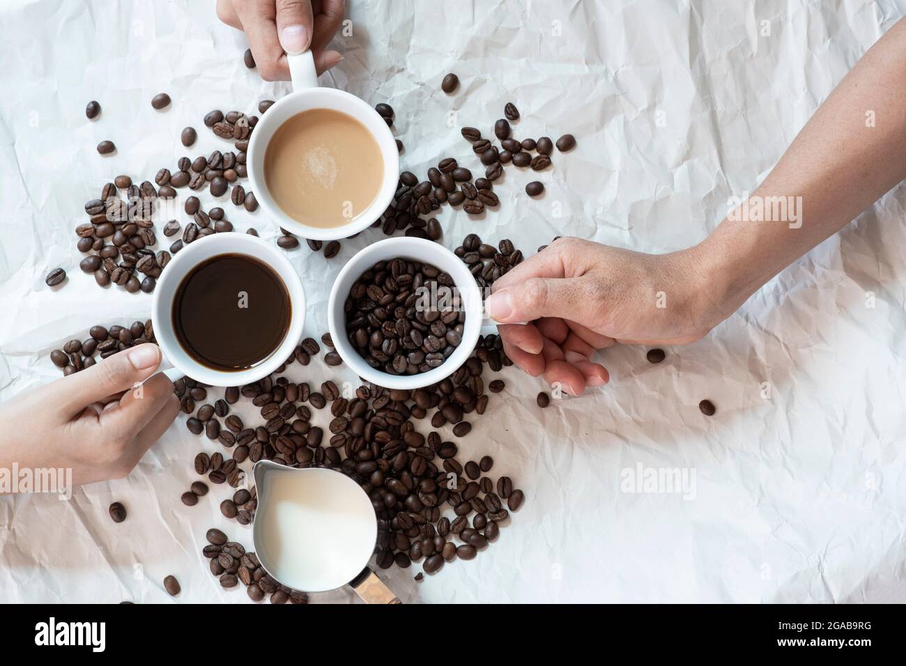 Design pour une tasse de café noir et une tasse de lait sur un plan de pose plat, café avec lait et americano et cappuccino latte pour la présentation Banque D'Images