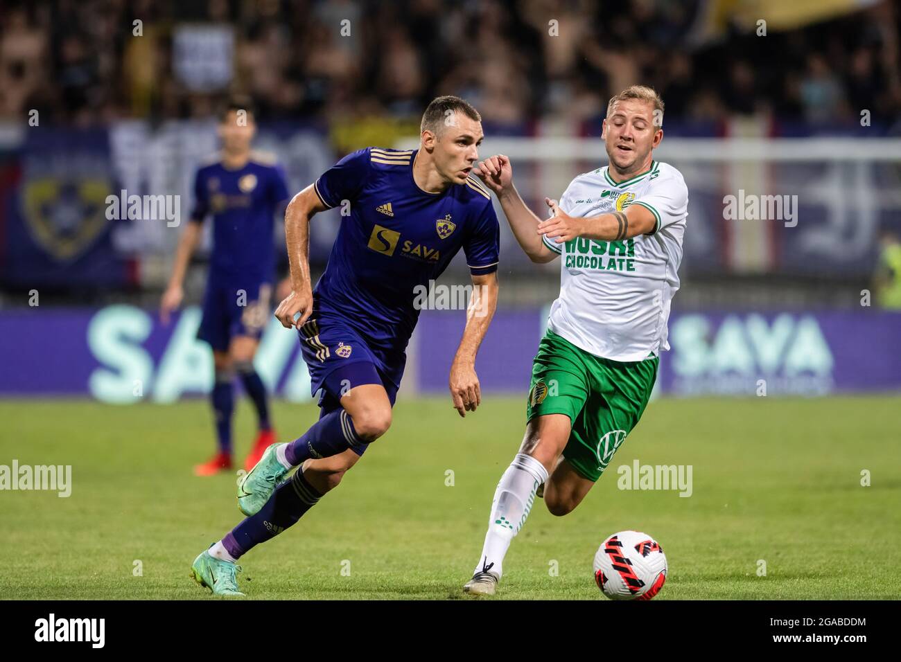 Maribor, Slovénie. 29 juillet 2021. Danijel Sturm de Maribor et Darijan Bojanic de Hammarby sont vus en action pendant le deuxième tour de qualification de l'UEFA Europa Conference League, deuxième match de jambe entre NK Maribor et Hammarby SI au stade Ljudski vrt à Maribor. (Note finale; NK Maribor 0:1 Hammarby IF) crédit: SOPA Images Limited/Alamy Live News Banque D'Images