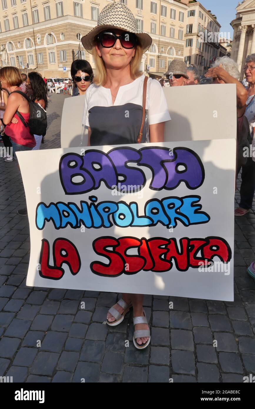 MANIFESTATION DE PROTESTATION PAR AUCUN PEUPLE VAX CONTRE LE PASSAGE SANITAIRE ET CONTRE LES VACCINS Banque D'Images