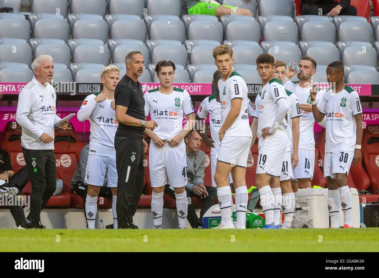 Muenchen, ALLIANZARENA, Allemagne. 28 juillet 2021. L'entraîneur de Gladbach Adi HUETTER (HvúTTER) et son remplaçant. Football, FC Bayern Munich (M) - Borussia Monchengladbach (MG) 0: 2, jeu préparatoire pour la saison 2021-2022, le 28 juillet 2021 à Muenchen, ALLIANZARENA, Allemagne. € Credit: dpa/Alamy Live News Banque D'Images