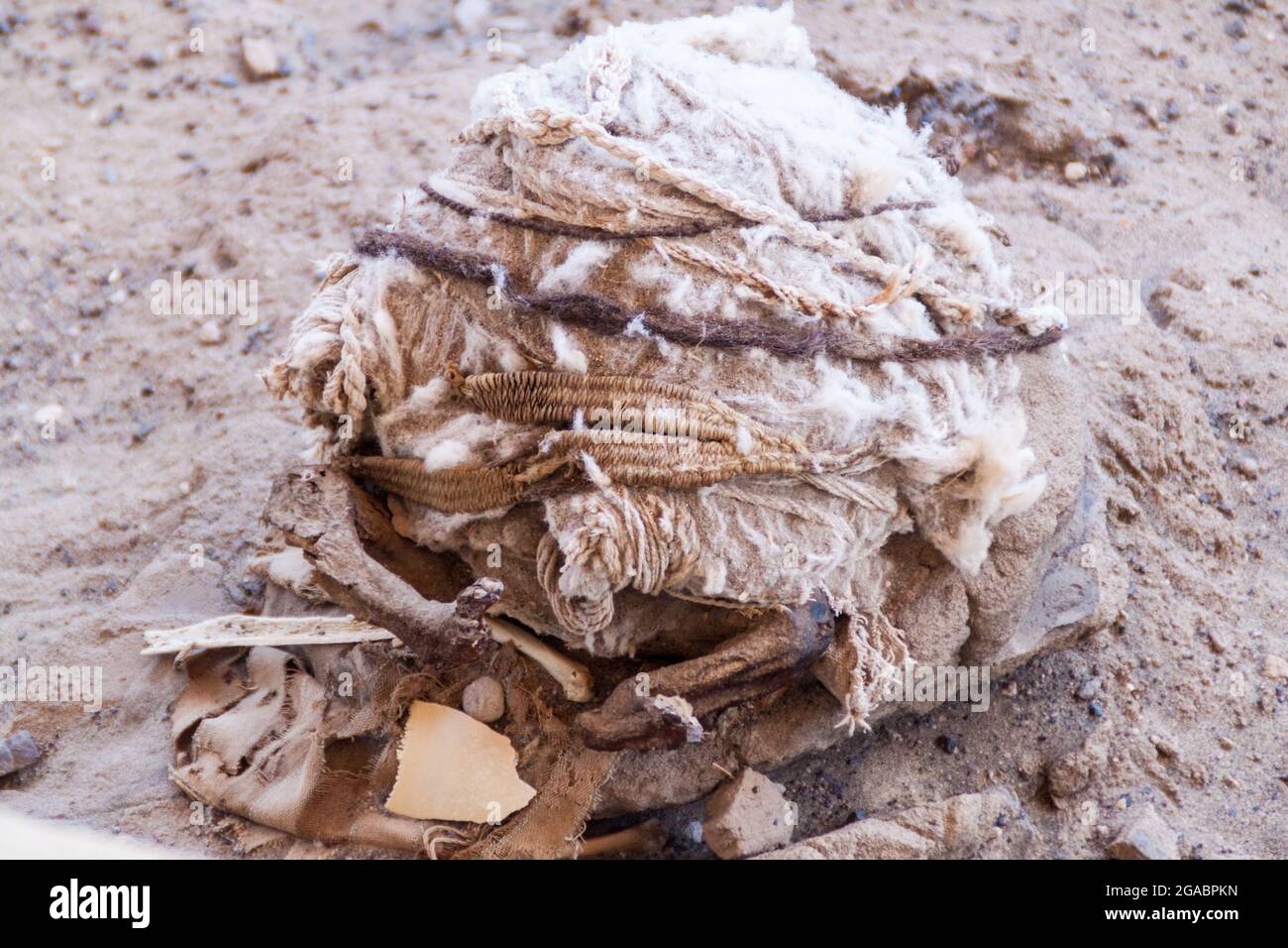 Momie conservée dans un tombeau du cimetière de Chauchilla à Nazca, Pérou Banque D'Images