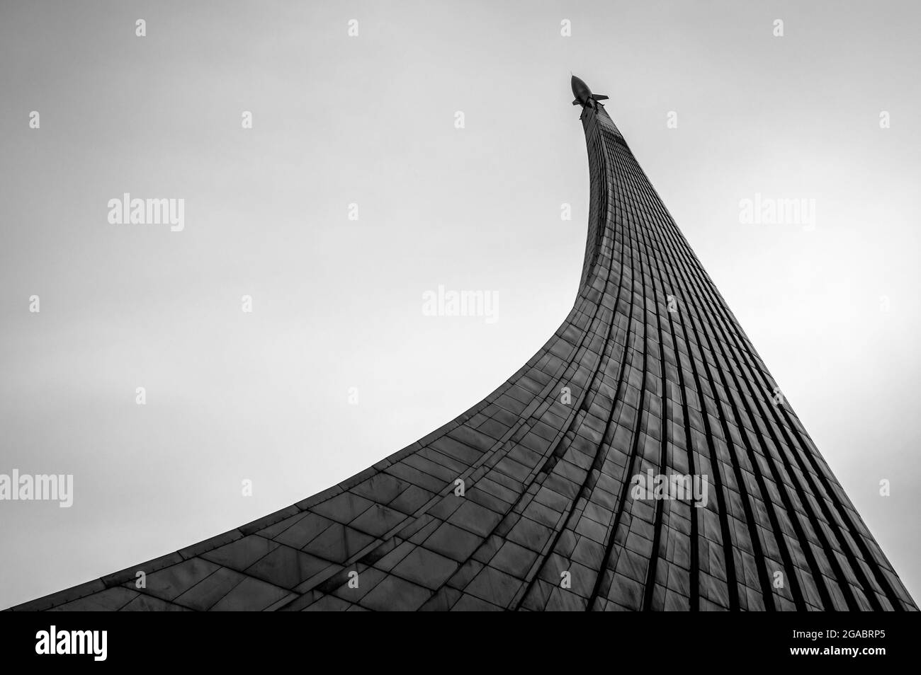 Monument aux conquérants de l'espace à l'allée des cosmonautes à Moscou, Russie. Noir et blanc. Banque D'Images