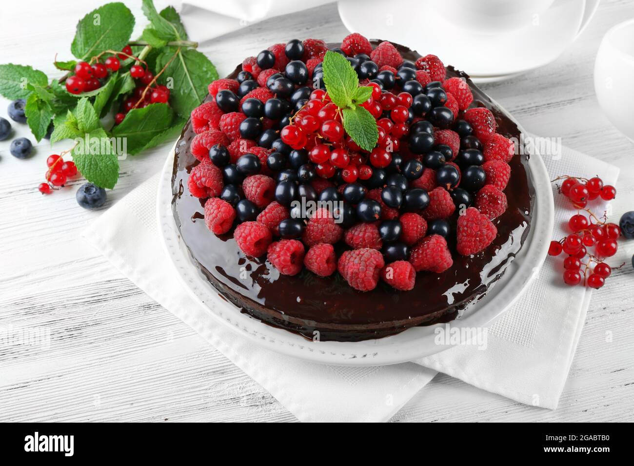 Delicieux Gateau Au Chocolat Avec Des Fruits D Ete Sur Table En Bois Gros Plan Photo Stock Alamy Delicieux Gateau Au Chocolat Avec Des Fruits D Ete Sur Table En Bois Gros Plan Photo Stock Alamy
