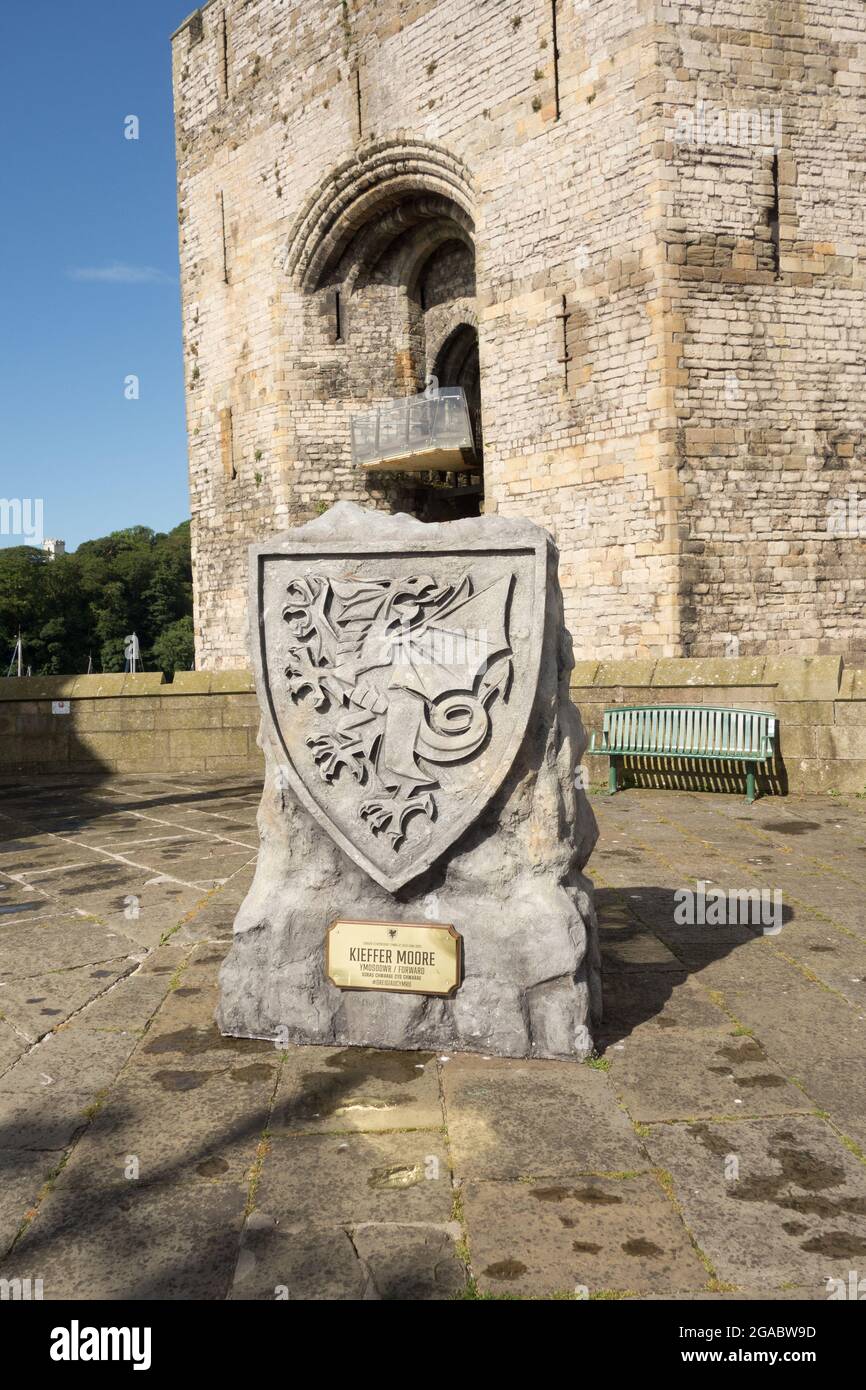 Plinthe en pierre commémorant le footballeur Kieffer Moore qui a joué pour le pays de Galles à Caernarfon Banque D'Images