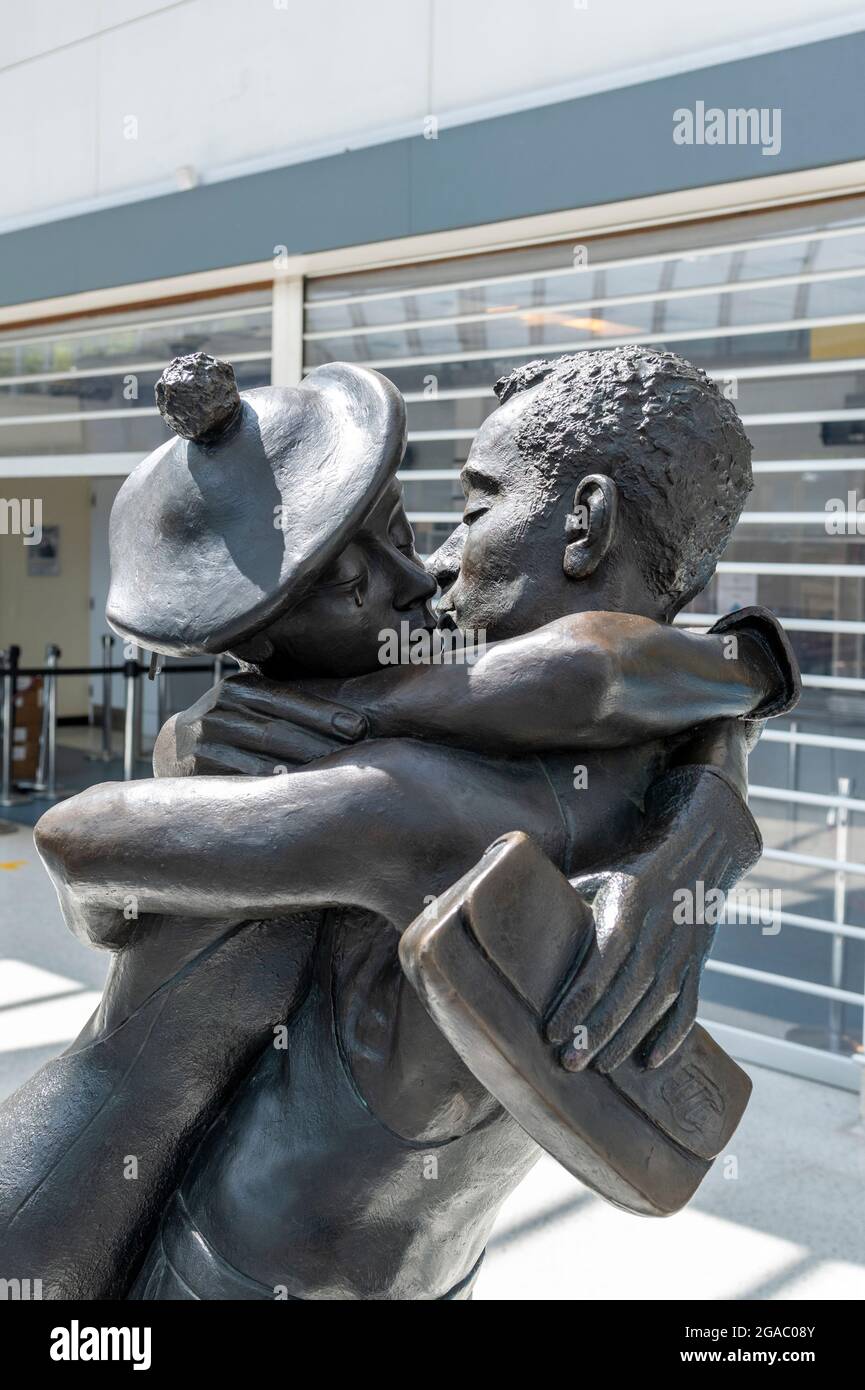 sculpture d'un jeune couple embrassant à la gare routière de buchanan à glasgow, statue de la gare routière, installation d'art à la gare routière de buchanan à glasgow. kissing. Banque D'Images