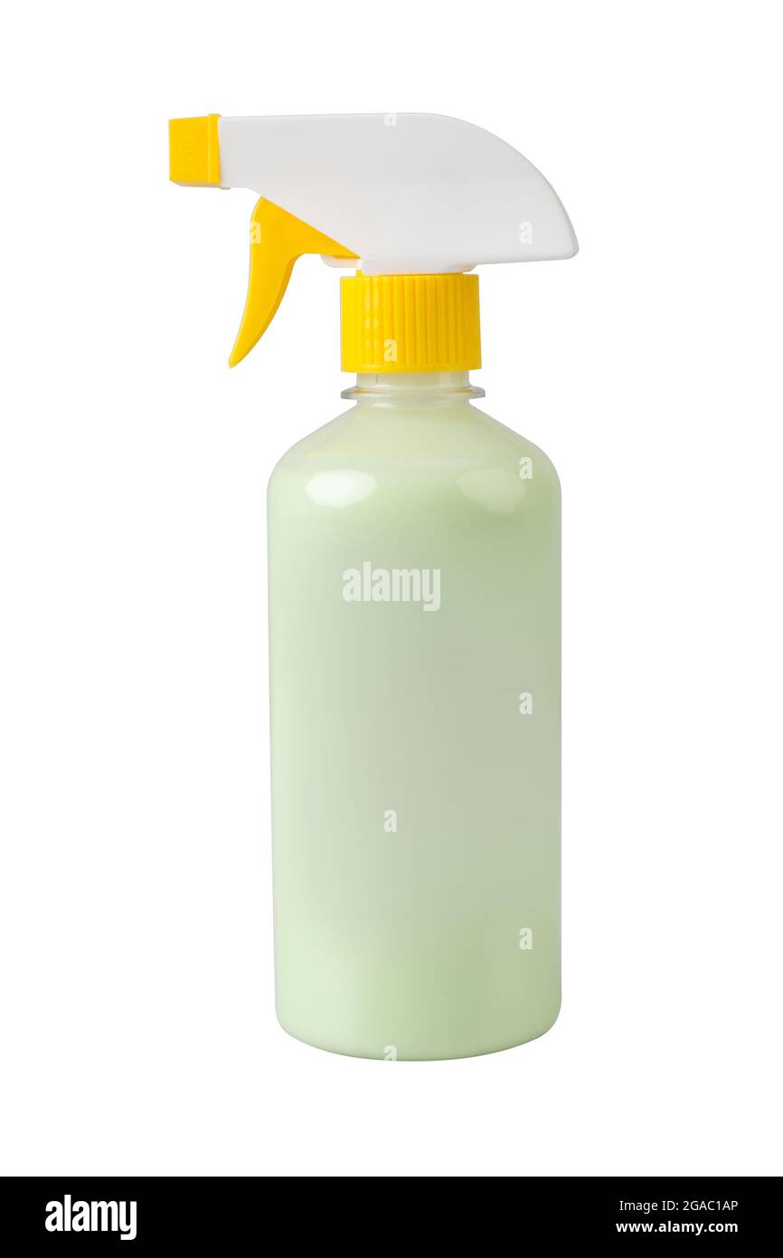 Flacon pulvérisateur vierge avec liquide vert à l'intérieur, isolé sur fond blanc Banque D'Images