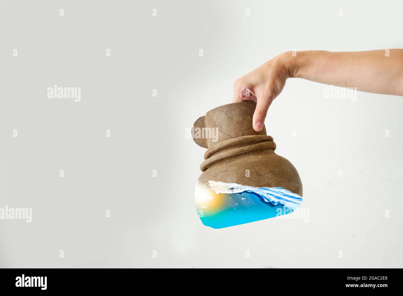 L'eau propre dans un pot d'argile-écologie et l'eau propre concept Banque D'Images