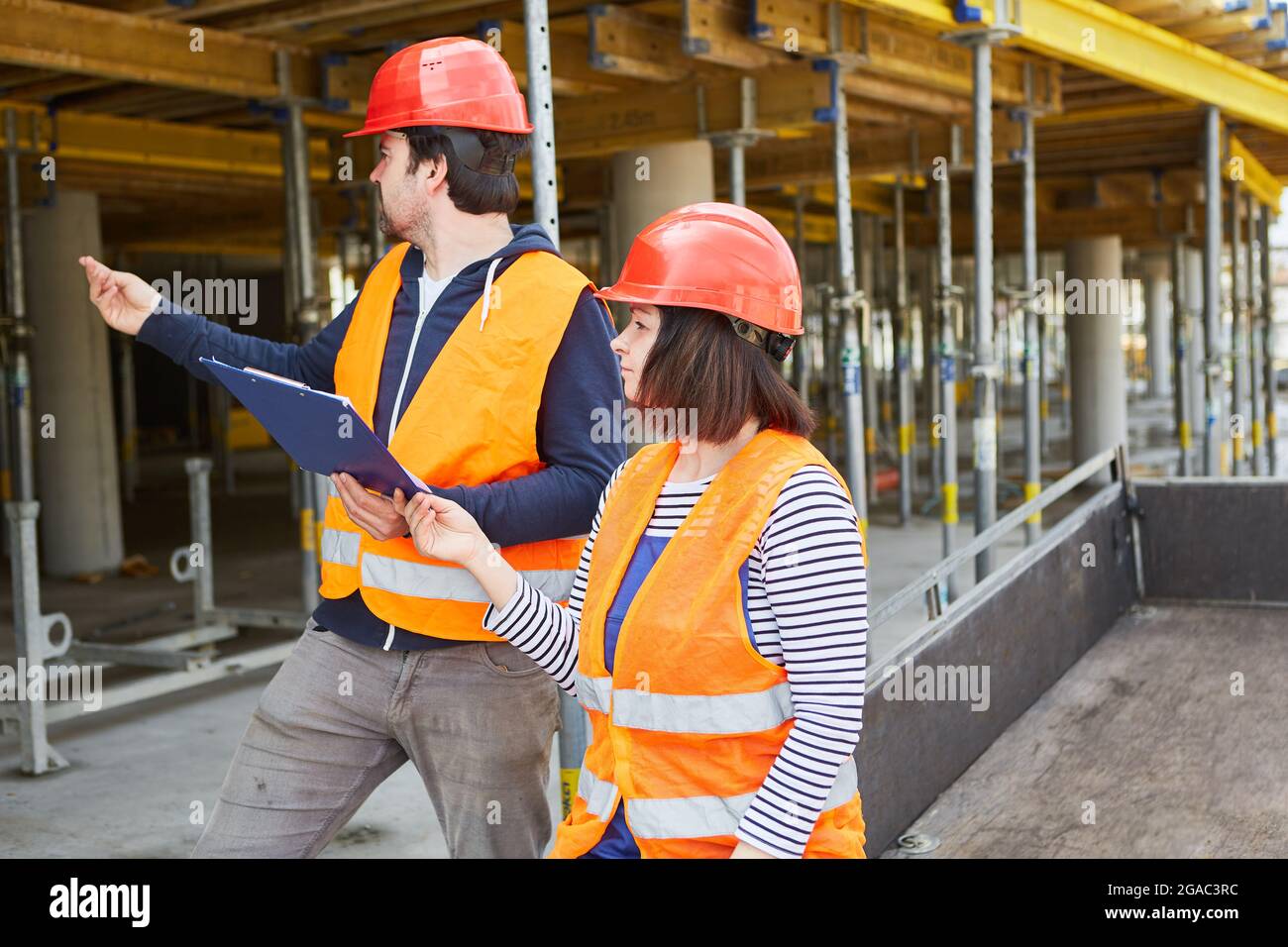 L'expert en construction et l'architecte font ensemble une inspection sur un chantier de