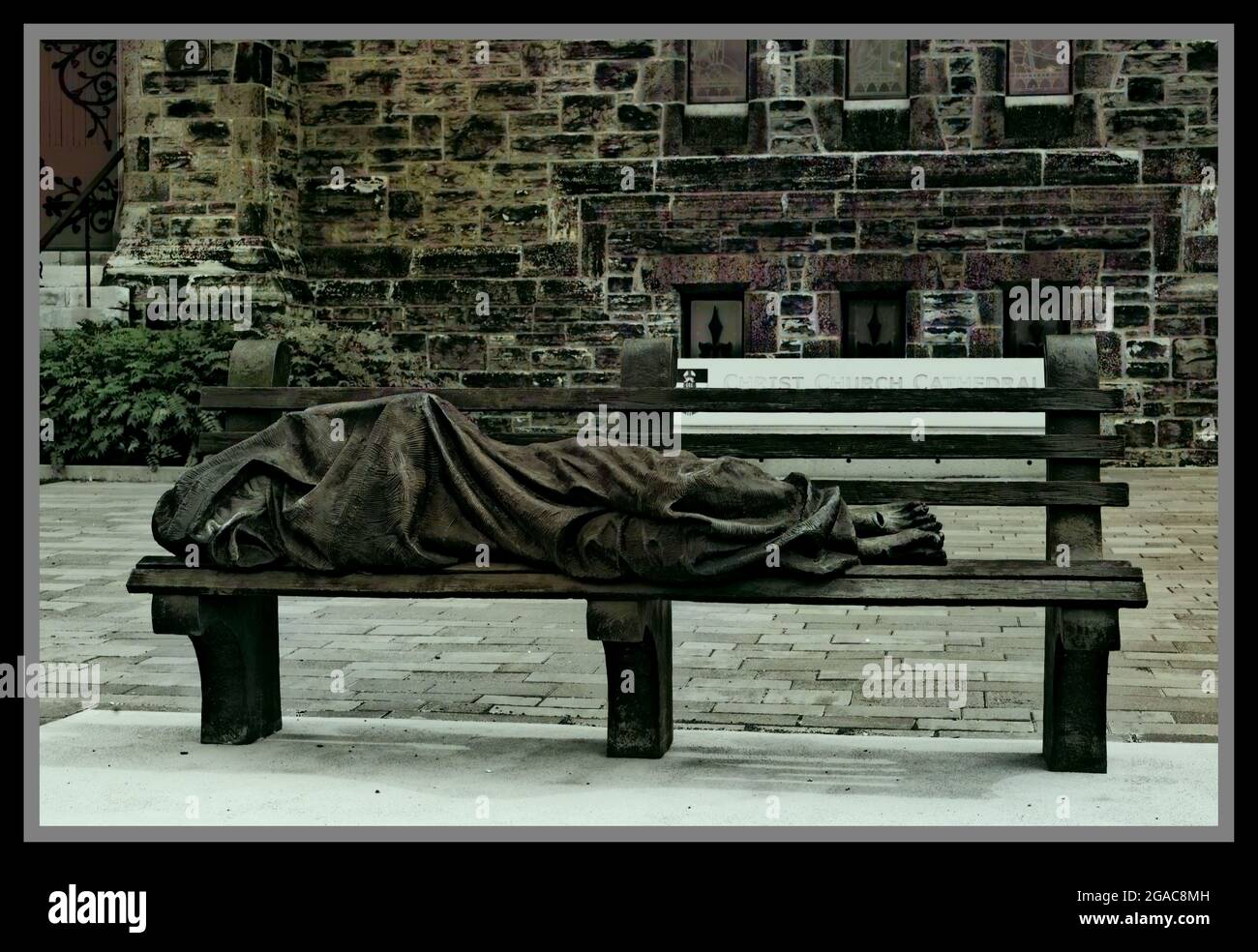 Sculpture sur banc en face de l'église Banque D'Images