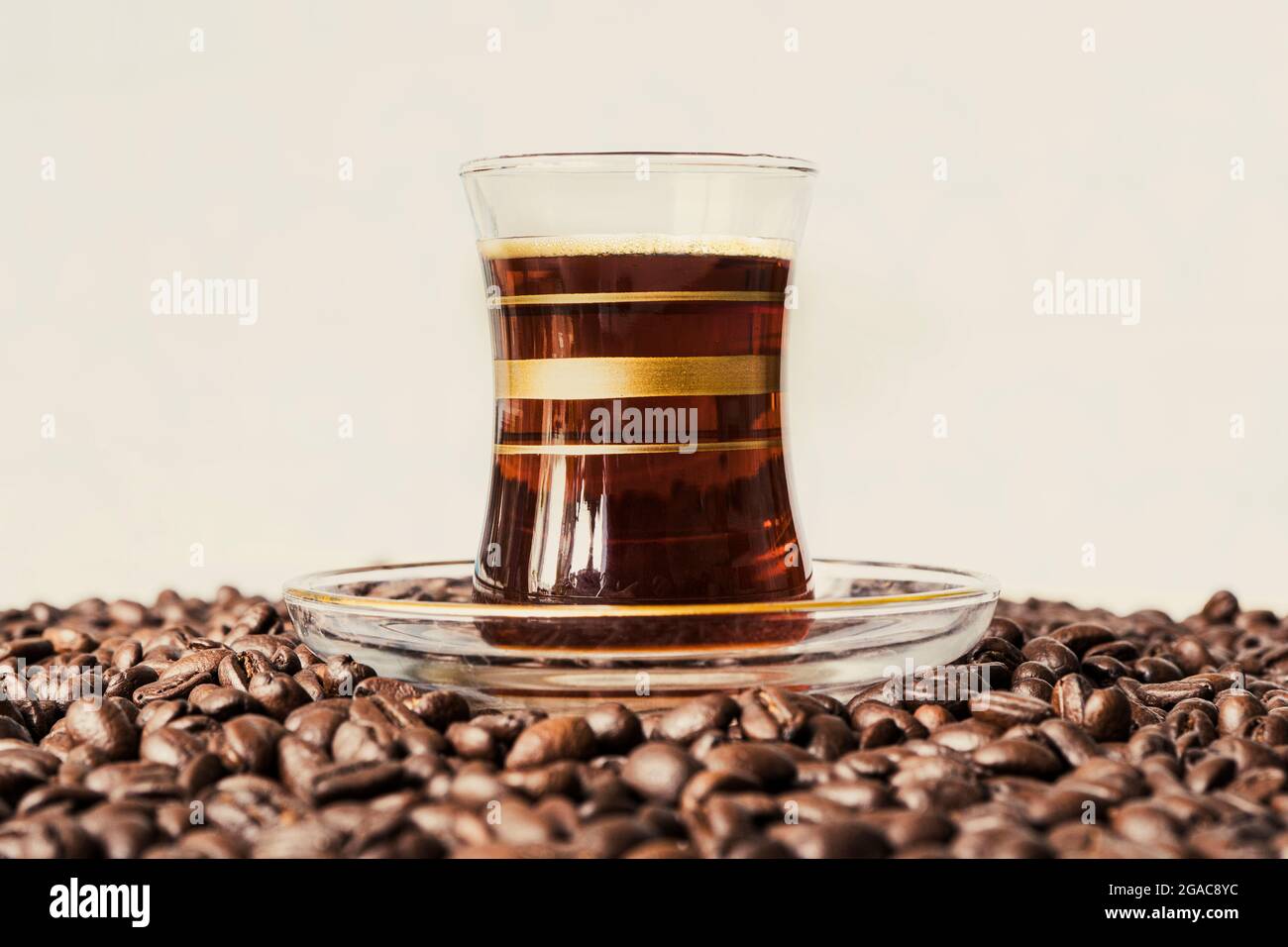 Gros plan sur le verre à espresso des grains de café Banque D'Images
