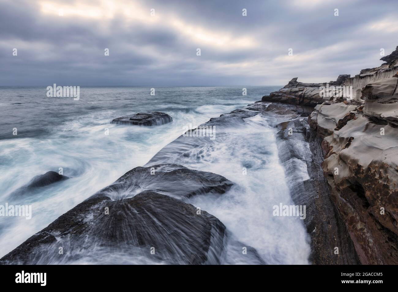 vagues sur une plate-forme de roche dans l'océan Banque D'Images