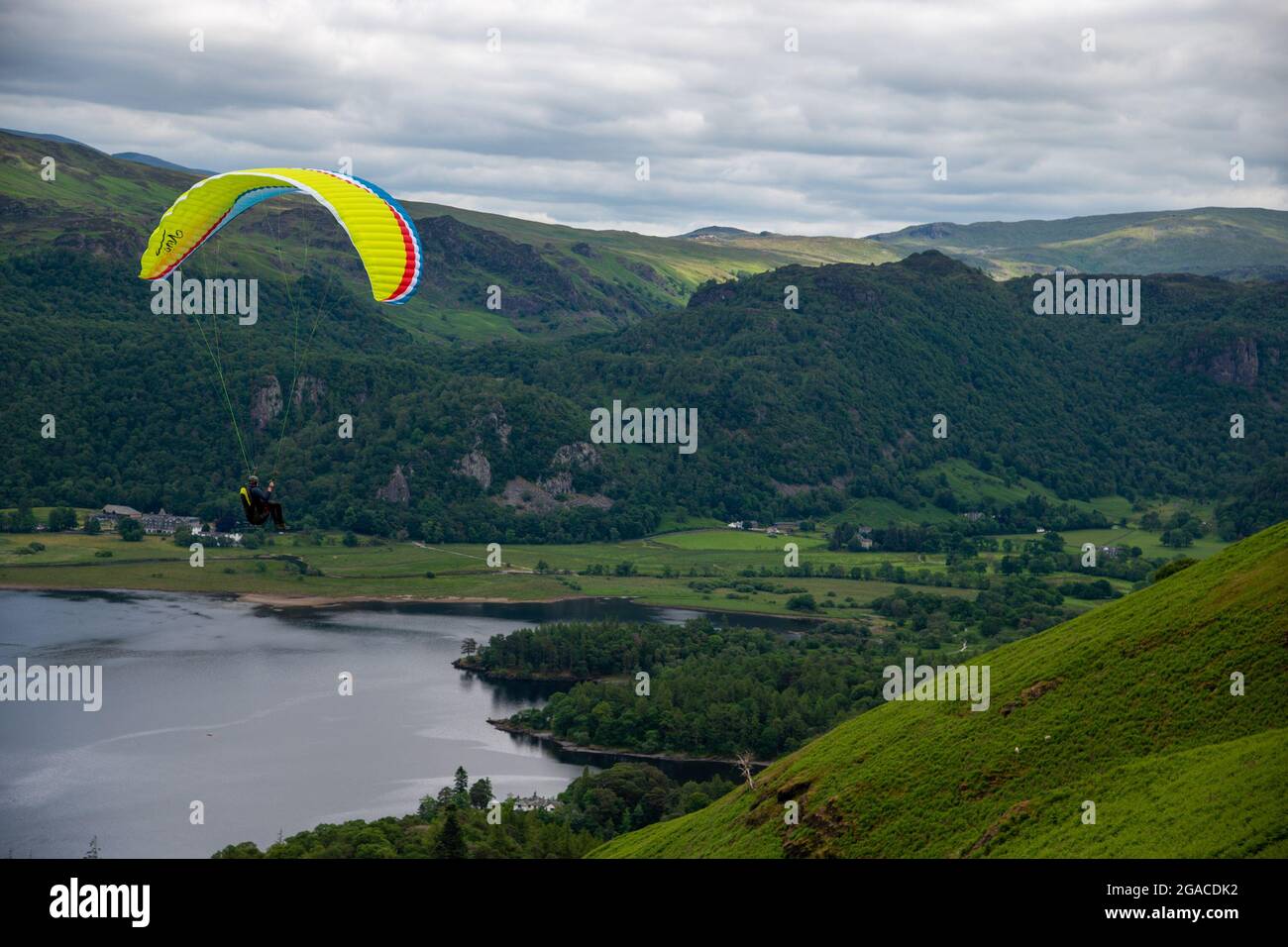 Un seul parapente au-dessus de l'eau de Derwent dans le Lake District, au Royaume-Uni Banque D'Images