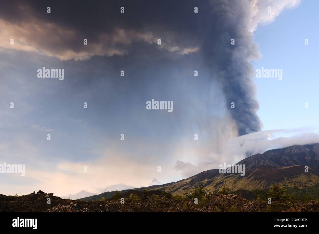 Éruption du volcan Etna le 20 juillet 2021. Mont Etna en Sicile, le plus haut volcan d'Europe et l'un de ses plus actifs. Banque D'Images