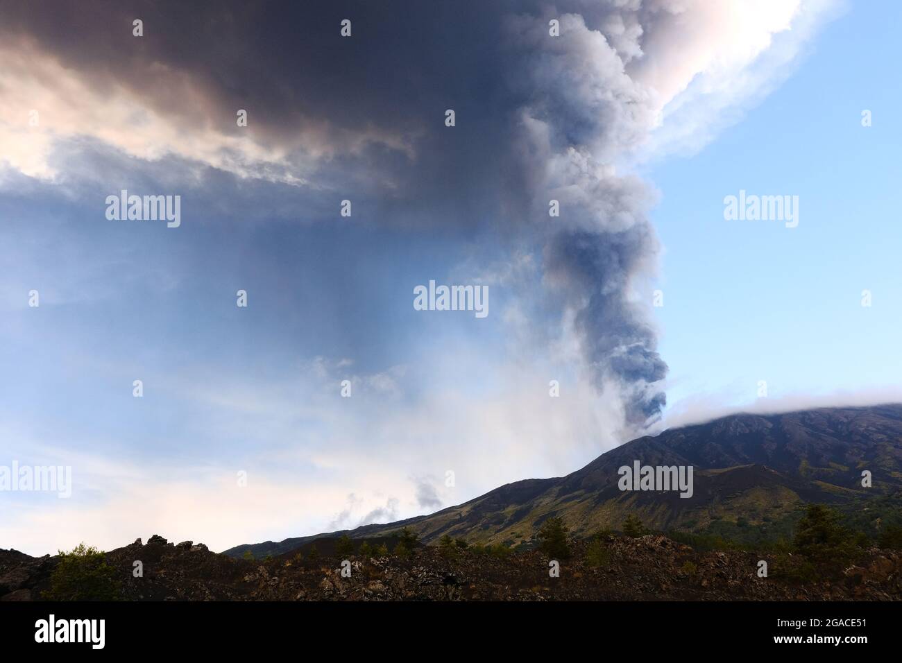 Éruption du volcan Etna le 20 juillet 2021. Mont Etna en Sicile, le plus haut volcan d'Europe et l'un de ses plus actifs. Banque D'Images