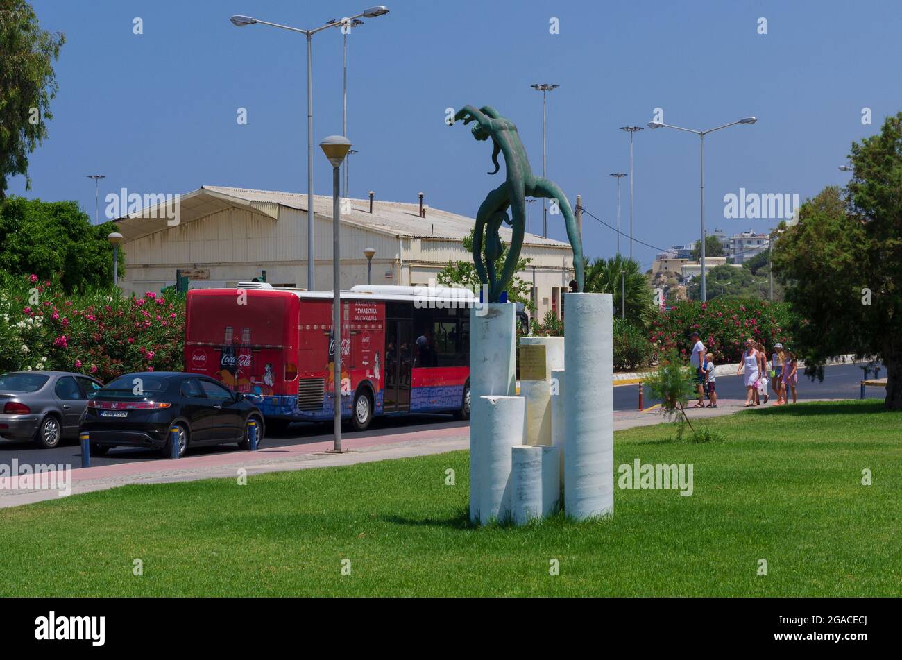 Héraklion, Grèce - 09.07.2018: La sculpture 'harmonie olympique', représentant 2 filles faisant de la gymnastique, a été créée en 2002 , en l'honneur des Jeux Olympiques Banque D'Images